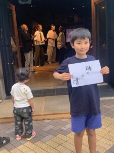 書を書いてくれる子供