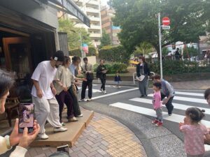 外に飛び出す。